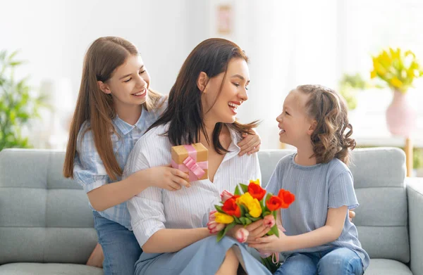 Bonne Fête Des Mères Les Filles Des Enfants Félicitent Maman — Photo