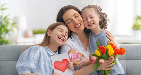 Boldog Anyák Napját Gyerekek Lányai Gratulálnak Anyának Képeslapot Virágot Adnak — Stock Fotó