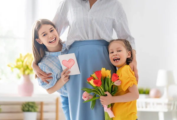 Gelukkige Moederdag Kinderen Dochters Feliciteren Moeder Geven Haar Ansichtkaart Bloemen — Stockfoto