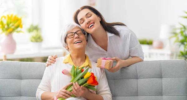 Schöne Junge Frau Und Ihre Mutter Mit Blumen Tulpen Den — Stockfoto