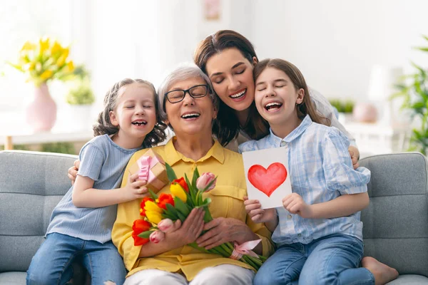 Šťastný Den Matek Dcery Matka Blahopřejí Babičce Dávají Květiny Tulipány — Stock fotografie