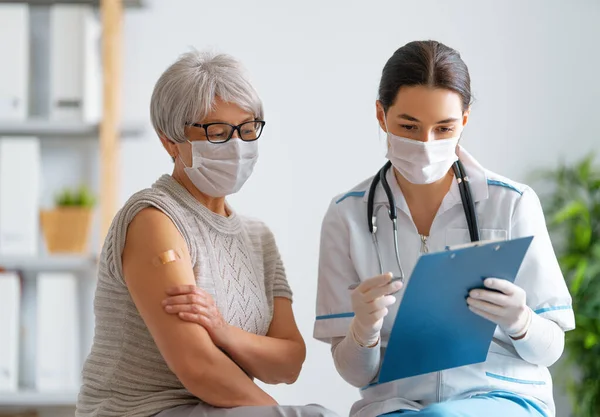 Mujer Mayor Después Vacunación Médico Protección Contra Virus Covid 2019 — Foto de Stock