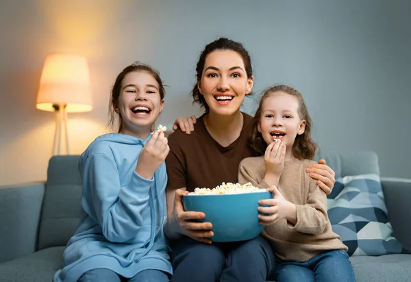 Família Feliz Assistindo Filmes Com Pipocas Noite Casa Mãe Filha — Fotografia de Stock