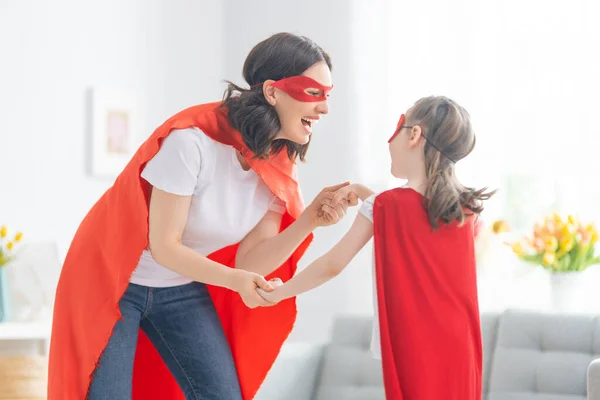 Moeder Haar Kind Spelen Samen Meisje Moeder Superheld Kostuum Mam — Stockfoto