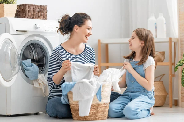 Mooie Jonge Vrouw Kind Meisje Kleine Helper Hebben Plezier Glimlachen — Stockfoto