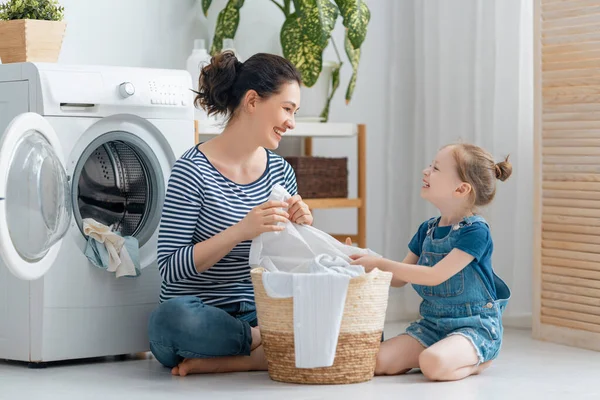 Vacker Ung Kvinna Och Barn Flicka Liten Hjälpare Har Roligt — Stockfoto