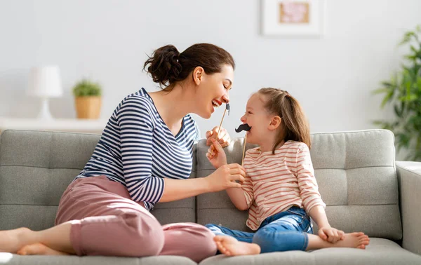 Mama Und Ihre Kleine Tochter Spielen Hause Nettes Mädchen Hält — Stockfoto