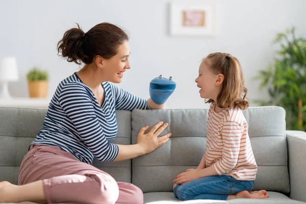 Mutter Und Tochter Spielen Und Lächeln Familienurlaub Und Zweisamkeit — Stockfoto
