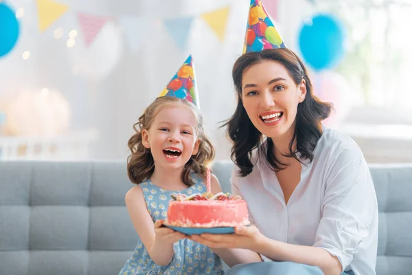 Miúdo Está Apagar Velas Bolo Mãe Filha Estão Comemorando Aniversário — Fotografia de Stock