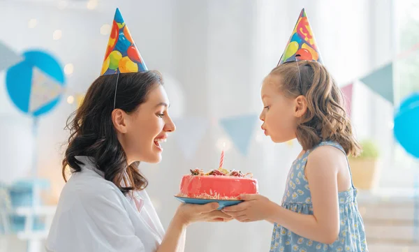Kölyök Elfújja Gyertyákat Tortán Anya Lánya Születésnapot Ünneplik — Stock Fotó