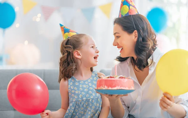 Çocuk Pastanın Üzerindeki Mumları Üflüyor Anne Kızı Doğum Gününü Kutluyorlar — Stok fotoğraf