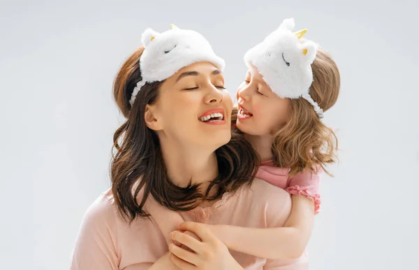 Feliz Dia Mãe Filha Mãe Estão Abraçando Sobre Fundo Cinza — Fotografia de Stock