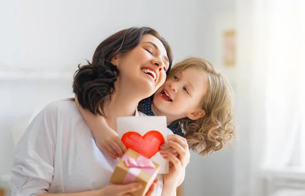 Alles Gute Zum Muttertag Die Tochter Gratuliert Der Mutter Und — Stockfoto