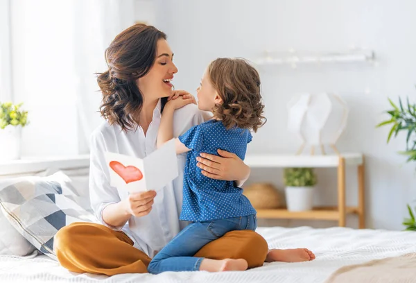 Szczęśliwego Dnia Matki Córka Gratuluje Mamie Daje Pocztówkę Mama Dziewczyna — Zdjęcie stockowe