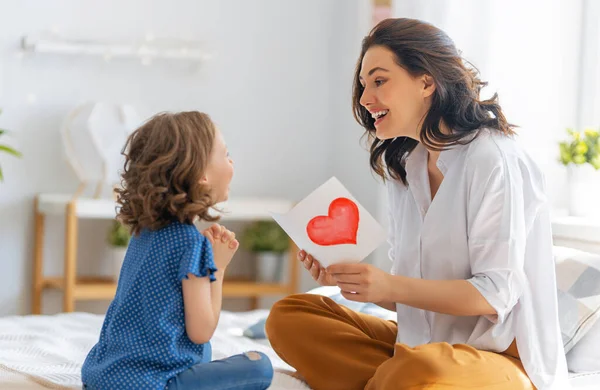 Szczęśliwego Dnia Matki Córka Gratuluje Mamie Daje Pocztówkę Mama Dziewczyna — Zdjęcie stockowe