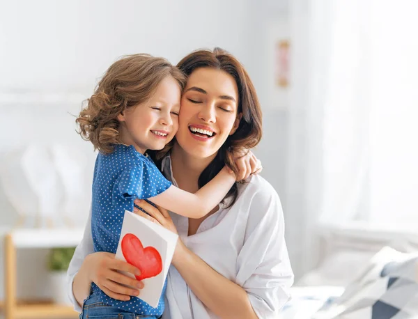 Glad Mors Dag Barnets Dotter Gratulerar Mamma Och Ger Henne — Stockfoto