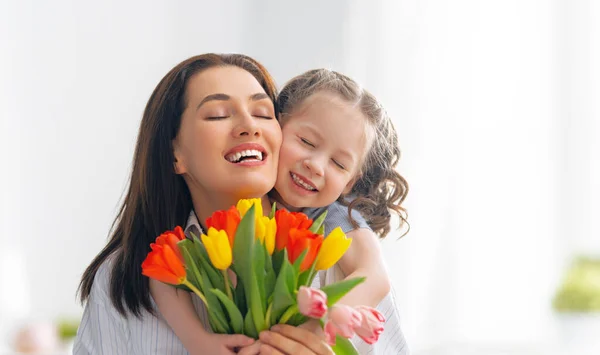 Feliz Dia Mãe Filha Criança Parabeniza Mãe Lhe Flores Mãe — Fotografia de Stock