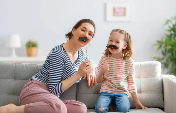 Mamma Och Hennes Dotter Leker Hemma Söt Flicka Håller Papper — Stockfoto