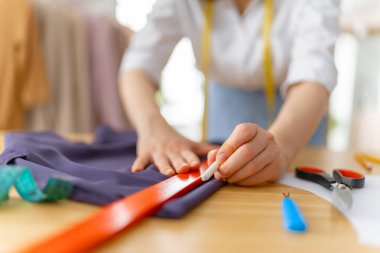 Kadın atölyede çalışıyor. Küçük işletme kavramı.