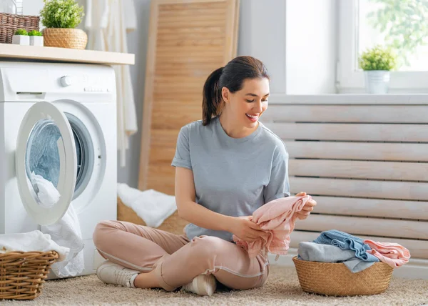 Mooie Jonge Vrouw Glimlachen Terwijl Het Doen Van Wasgoed Thuis — Stockfoto