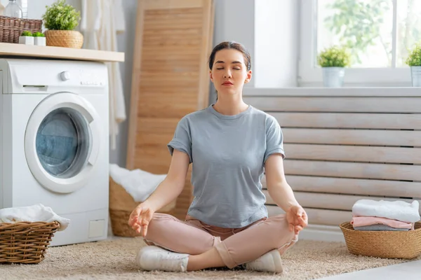 Mooie Jonge Vrouw Mediteren Terwijl Het Doen Van Wasgoed Thuis — Stockfoto