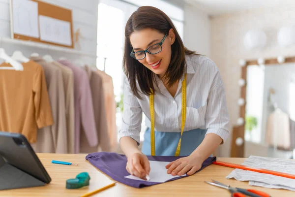 Mujer Está Trabajando Taller Concepto Pequeña Empresa — Foto de Stock