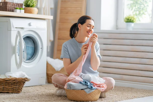Beautiful Young Woman Smiling While Doing Laundry Home — Stock Photo, Image