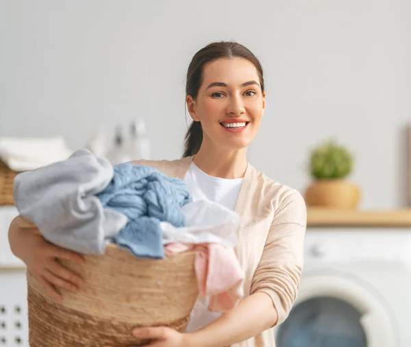 Mulher Bonita Está Sorrindo Enquanto Lavava Roupa Casa — Fotografia de Stock