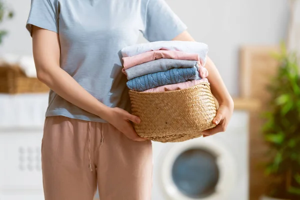 Vrouw Doet Thuis Wasmachine Handen Dicht Tot — Stockfoto