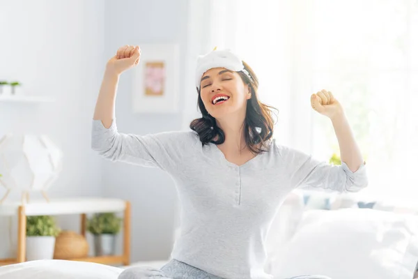 Hermosa Joven Mujer Está Despertando Dormitorio Casa — Foto de Stock