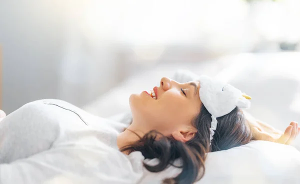 Mooie Jonge Vrouw Wordt Wakker Slaapkamer Thuis — Stockfoto