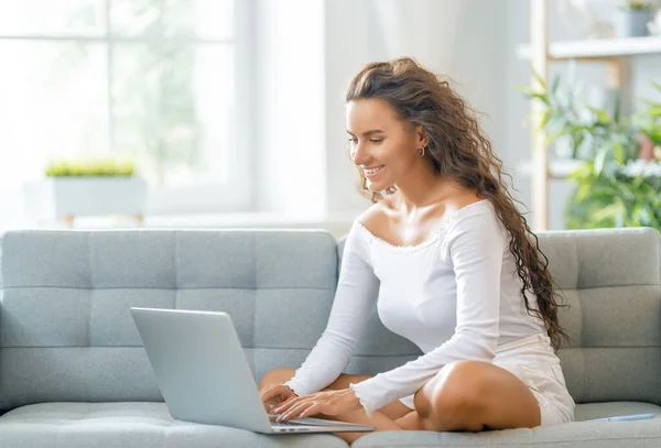 Glückliche Junge Frau Die Online Studiert Webinar Schaut Podcast Auf — Stockfoto