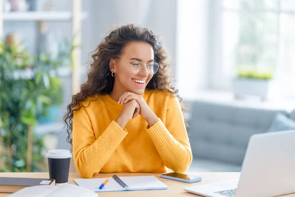 Glad Casual Vacker Kvinna Som Arbetar Hemmakontoret — Stockfoto