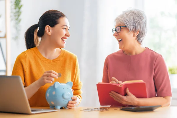 Zwei Frauen Berechnen Die Ausgaben Und Verwalten Das Familienbudget — Stockfoto