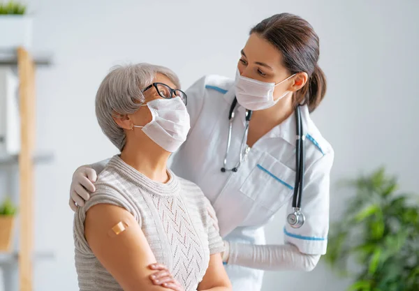 予防接種後のシニア女性と彼女の医者 ウイルス対策 Covid 2019 — ストック写真