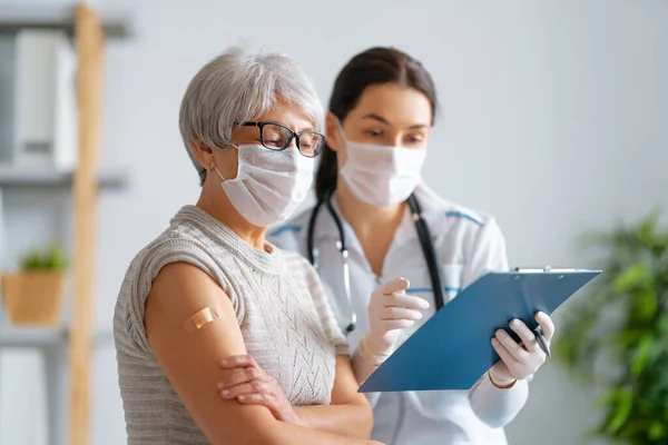 Aşıdan Sonra Yaşlı Kadın Doktoru Virüs Koruması Covid 2019 — Stok fotoğraf