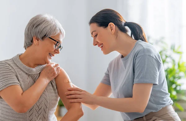 Senior Kvinna Efter Vaccinationen Och Hennes Vuxna Dotter Hemma Virusskydd — Stockfoto