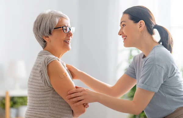 Femme Âgée Après Vaccination Fille Adulte Maison Protection Contre Les — Photo