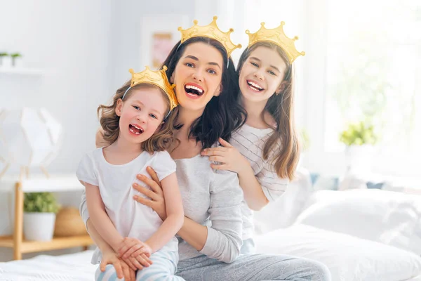 Feliz Família Amorosa Mãe Suas Filhas Crianças Meninas Brincando Abraçando — Fotografia de Stock