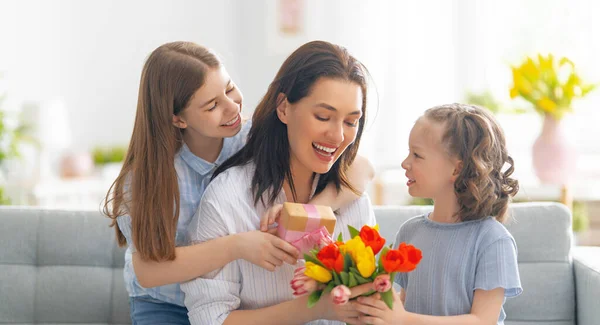 Happy Mother Day Children Daughters Congratulating Mom Giving Her Flowers — Stock Photo, Image