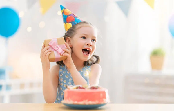 Miúdo Está Apagar Velas Bolo Criança Está Comemorando Aniversário — Fotografia de Stock