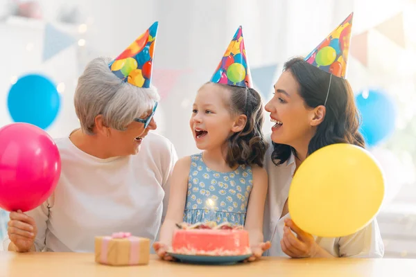 Miúdo Está Apagar Velas Bolo Avó Mãe Filha Estão Comemorando — Fotografia de Stock