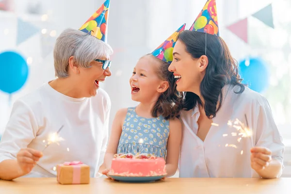 Gamin Souffle Les Bougies Sur Gâteau Grand Mère Mère Fille — Photo