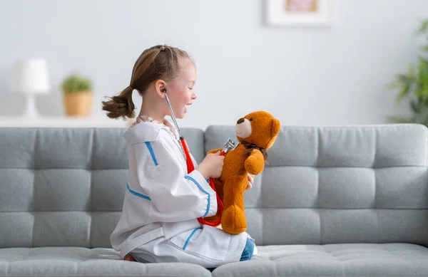Menina Criança Está Jogando Vestindo Traje Médico Com Seu Brinquedo — Fotografia de Stock