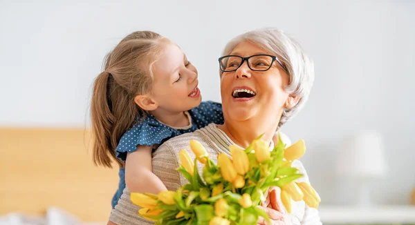 Boldog Anyák Napját Gyerek Gratulál Nagyinak Hogy Virágot Adott Neki — Stock Fotó