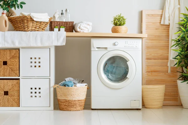 Interiör Riktig Tvättstuga Med Tvättmaskin Hemma — Stockfoto