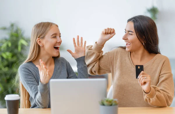 Två Glada Unga Kvinnor Gör Inköp Nätet Flickor Shoppar Hemma — Stockfoto