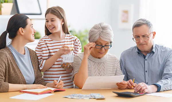 Familie Sitzt Schreibtisch Mit Quittung Papierform Und Berechnet Die Ausgaben — Stockfoto