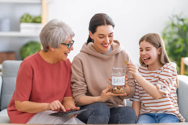 Två Kvinnor Och Barn Sitter Soffan Beräkna Kostnader Hantera Familjens — Stockfoto