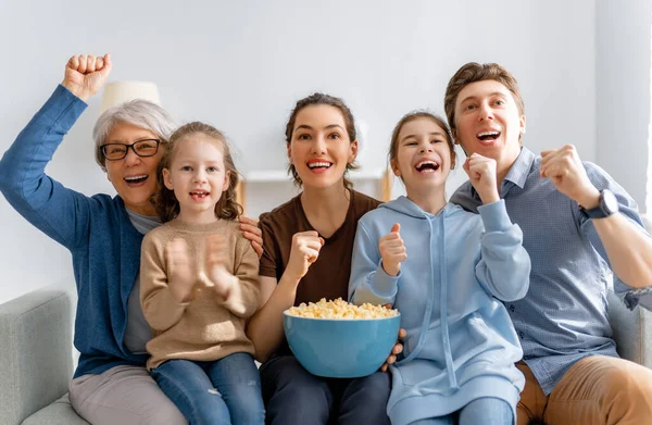 Gelukkige Familie Kijkend Naar Projector Films Met Popcorn Thuis Grootmoeder — Stockfoto